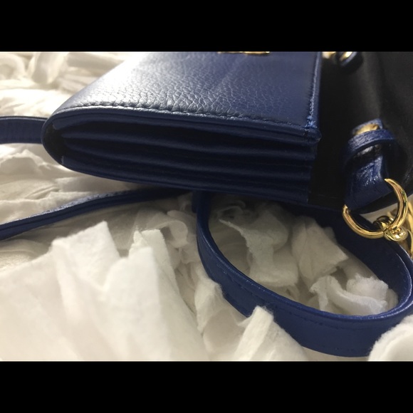 Crossbody Smartphone Wallet - Picture 6 of 7